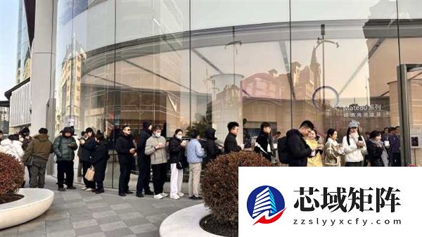 华为Mate 80系列首销火爆！线上瞬间售罄 线下门店再现排队盛况