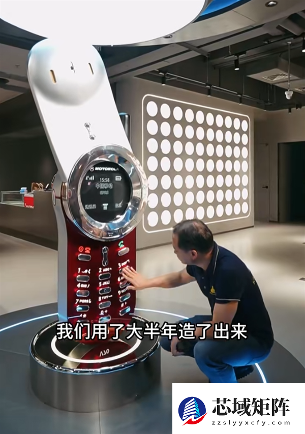 男子定制2米高摩托罗拉手机：精准还原V70 可正常通话