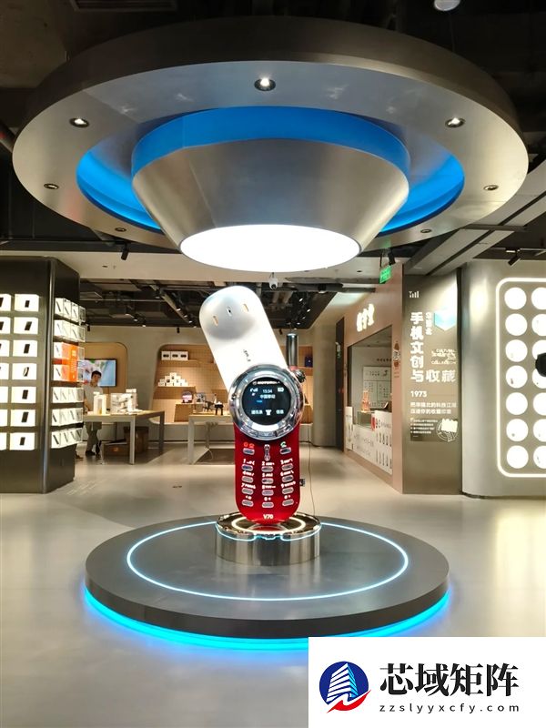 男子定制2米高摩托罗拉手机：精准还原V70 可正常通话