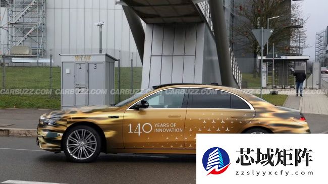 奔驰新 S 级轿车路试图首曝，金色 140 周年纪念版伪装