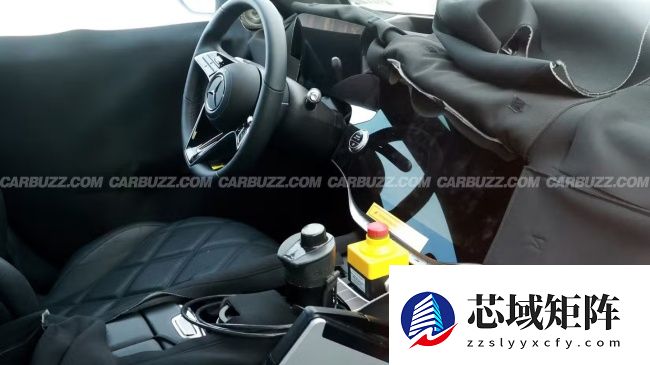 奔驰新 S 级轿车路试图首曝，金色 140 周年纪念版伪装