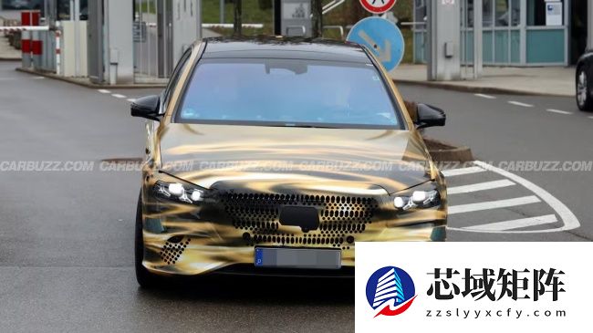 奔驰新 S 级轿车路试图首曝，金色 140 周年纪念版伪装