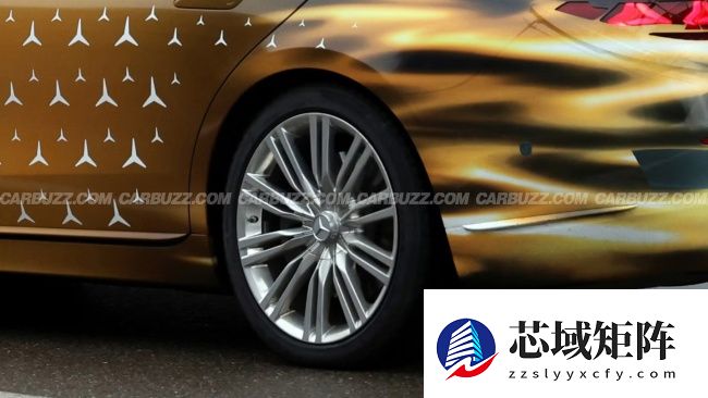 奔驰新 S 级轿车路试图首曝，金色 140 周年纪念版伪装