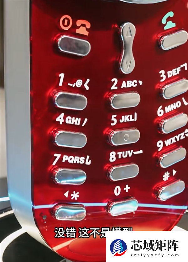 男子定制2米高摩托罗拉手机：精准还原V70 可正常通话