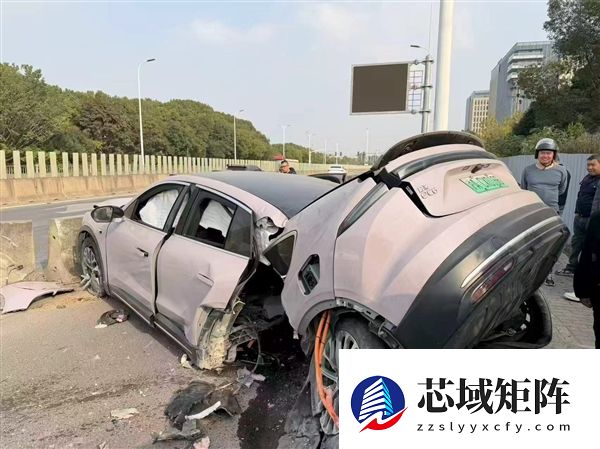 女子开蔚来EC6发生严重事故车体都断成两节：本人安然无恙