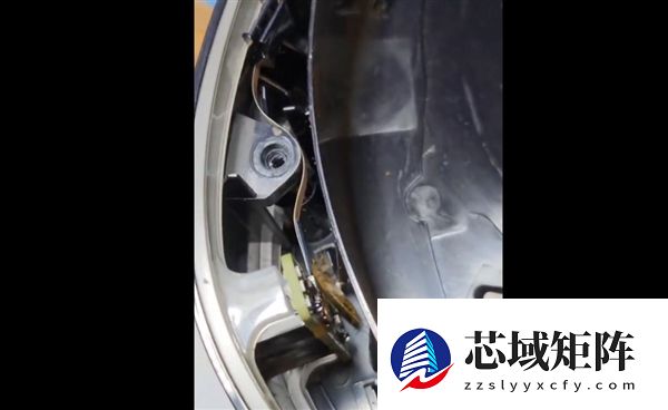 无法开机的PS5拆开后不忍直视！活蟑螂乱窜、内部满是粪便