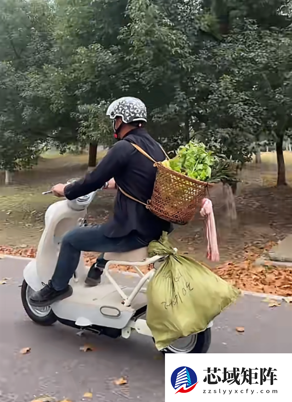 新国标电动自行车如何接送小孩 网友脑洞大开：有家长让小孩躺在脚踏区