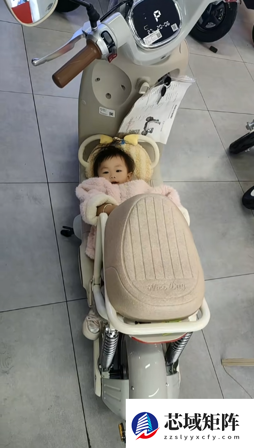 新国标电动自行车如何接送小孩 网友脑洞大开：有家长让小孩躺在脚踏区