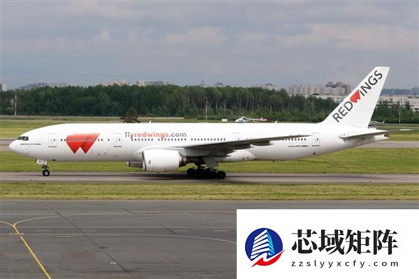 俄一波音777客机因发动机起火紧急返航 机上载有425人