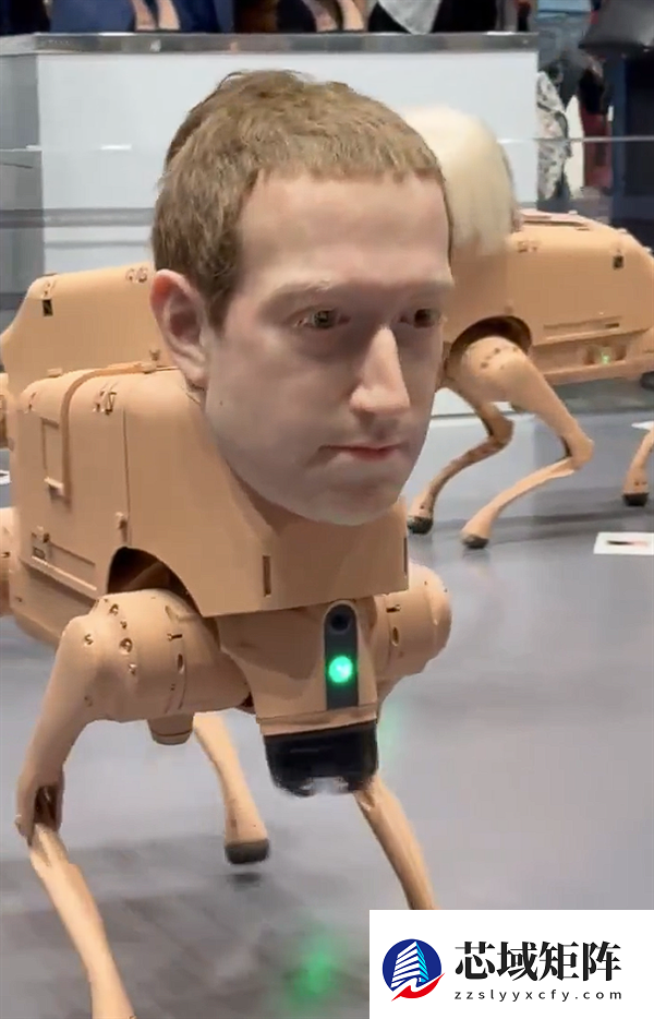 画风诡异！美艺术家展出名人款人头机器狗：能现场“排泄”