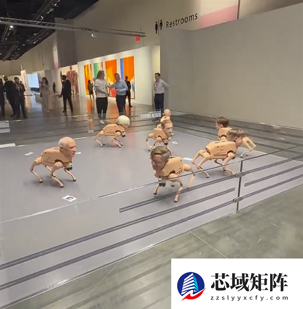 画风诡异！美艺术家展出名人款人头机器狗：能现场“排泄”