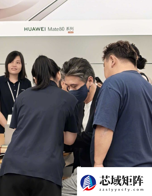 演员李乃文现身华为门店体验手机 不巧刚拿手机就出现小插曲