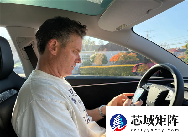 特斯拉FSD更新:允许车主在自动驾驶模式下发短信