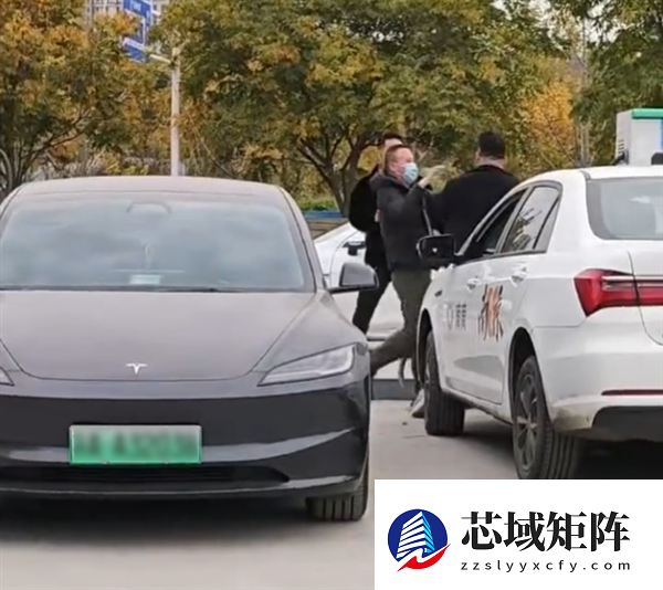 为抢充电枪 两车主在充电站上演自由搏击