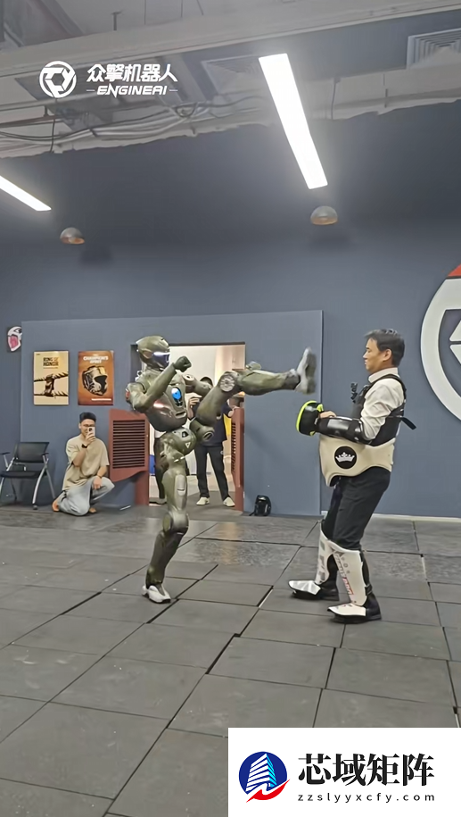 太残暴了！众擎T800人形机器人一脚把自家CEO踹翻在地 网友：多少带了点私人恩怨