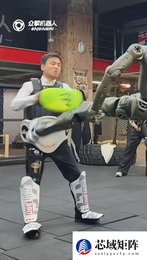 太残暴了！众擎T800人形机器人一脚把自家CEO踹翻在地 网友：多少带了点私人恩怨