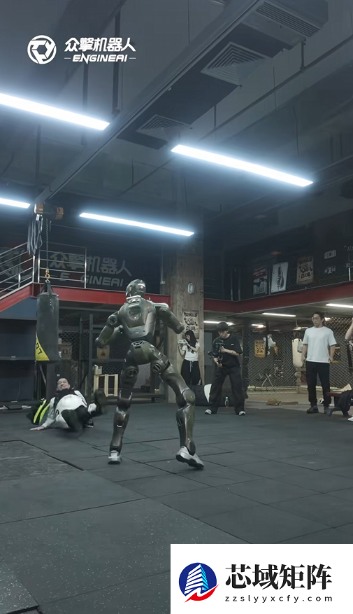 太残暴了！众擎T800人形机器人一脚把自家CEO踹翻在地 网友：多少带了点私人恩怨