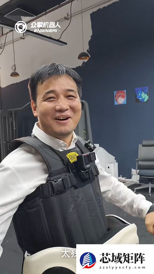 太残暴了！众擎T800人形机器人一脚把自家CEO踹翻在地 网友：多少带了点私人恩怨