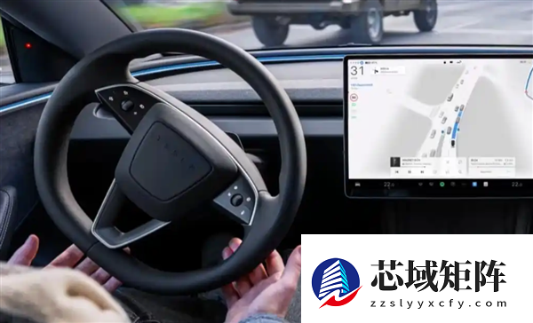 真自动驾驶！车主实测特斯拉FSD V14 全程玩手机没任何提示