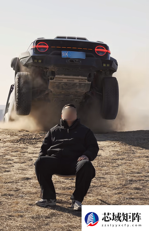 多人已被撞 网友跟风拍摄与冲坡越野车合影视频：太危险！