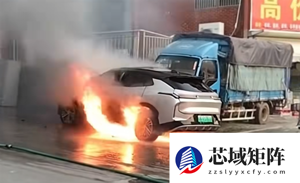 安徽一新能源车路上起火后传出爆响：车身零件被炸烂