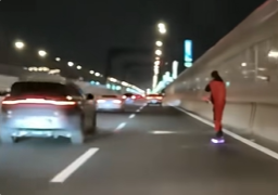 男子踩滑板cos超人在高架上飞驰 交警：威胁公共交通安全