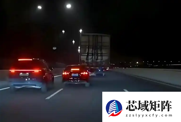 高速公路上一车龟速占道引众怒：两车轮番上前“堵截”