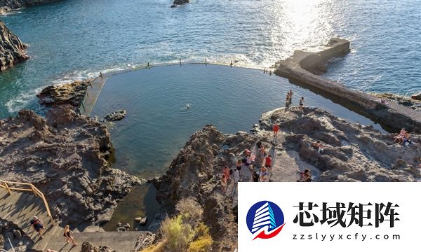 西班牙数米高巨浪瞬间吞没天然泳池！20多人被卷走 已致4死1伤