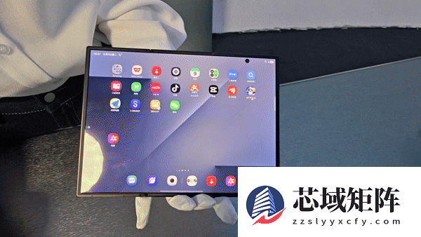 19999元起!三星Galaxy Z TriFold国行真机上手:手机瞬间变10英寸平板