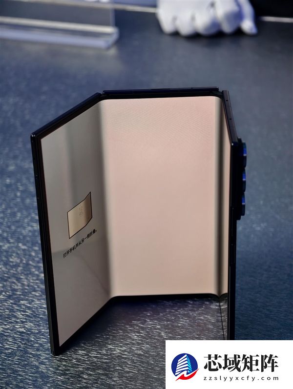 19999元起!三星Galaxy Z TriFold国行真机上手:手机瞬间变10英寸平板