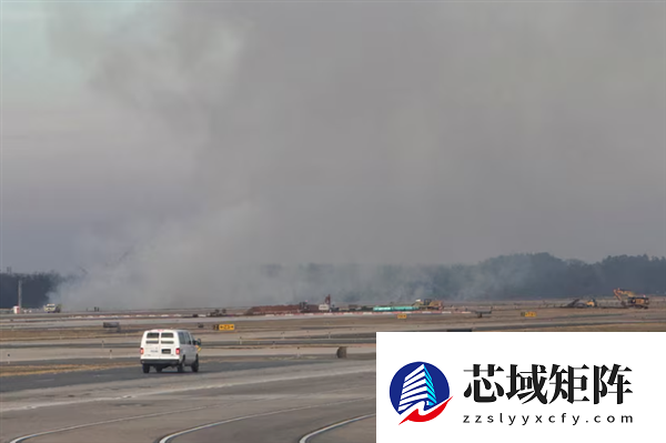 美一波音777客机起飞后发动机起火 迫降引燃机场灌木丛