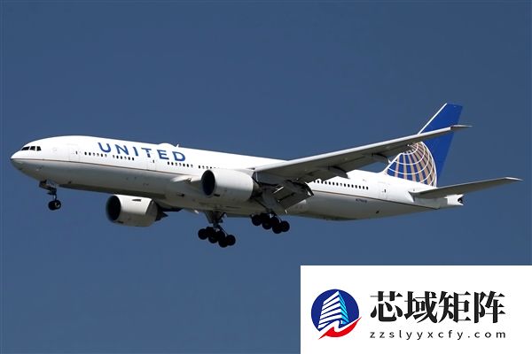 美一波音777客机起飞后发动机起火 迫降引燃机场灌木丛