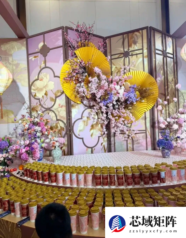 霸王茶姬创始人婚礼现场曝光：中式礼服 金光闪闪