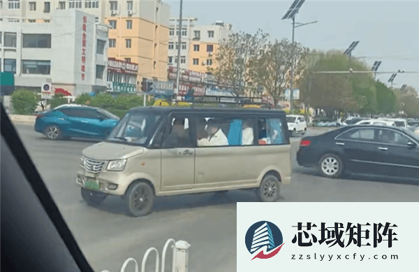 网友街头偶遇商务老头乐满载7人带窗帘
