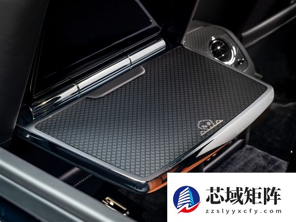 游戏爱好者狂喜 劳斯莱斯发布Black Badge古思特高定版：怀旧像素风