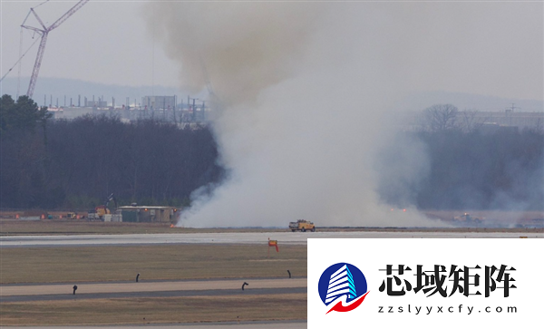 美一波音777客机起飞后发动机起火 迫降引燃机场灌木丛