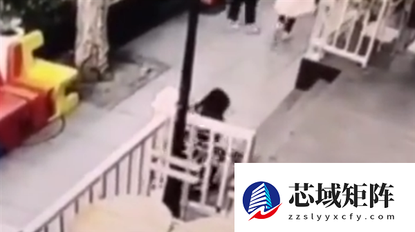 女子低头玩手机摔伤起诉商家索赔6万 商家该担责吗 法院判了