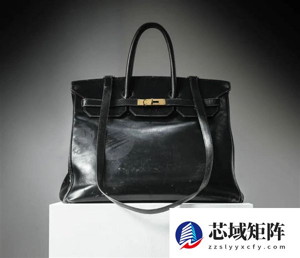 香奈儿“异形包”拍出百万成交价 网友:这不就是超市购物篮