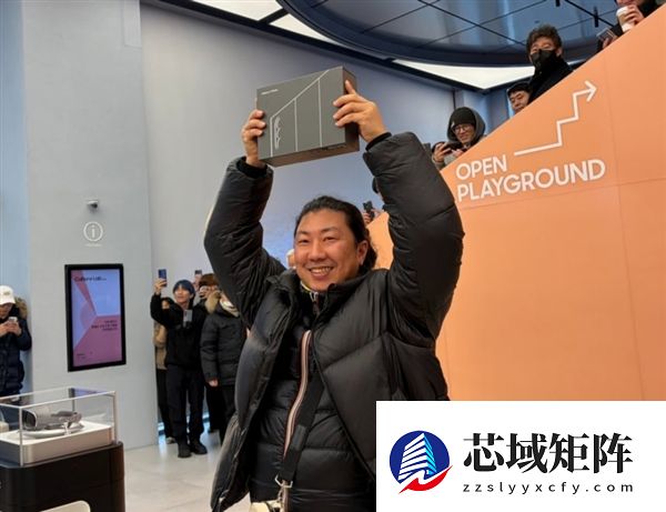 全球首个三星三折叠屏消费者诞生：42岁 严寒中排队将近24小时