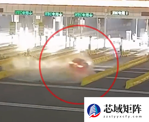 打着盹儿连撞30米水马 司机：开了辅助驾驶