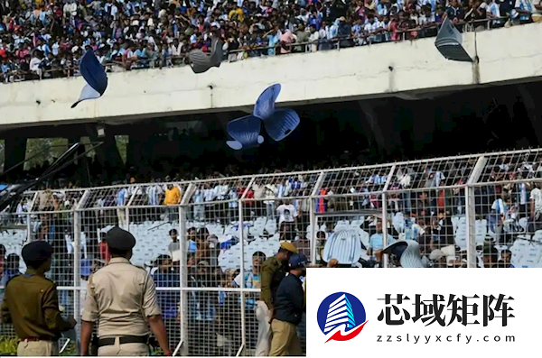 梅西印度行首站仅亮相10分钟就被带离 球迷怒砸球场：连座椅都拆走了