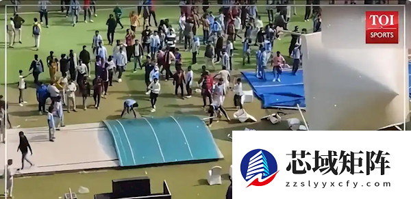 梅西印度行首站仅亮相10分钟就被带离 球迷怒砸球场：连座椅都拆走了