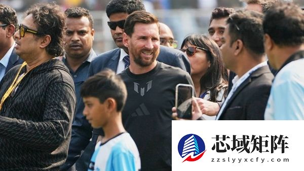 梅西印度行首站仅亮相10分钟就被带离 球迷怒砸球场：连座椅都拆走了