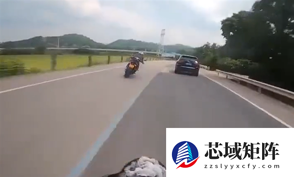 狂飙169km/h 两男子骑摩托竞速还多次逆行超车：被撞到沟里
