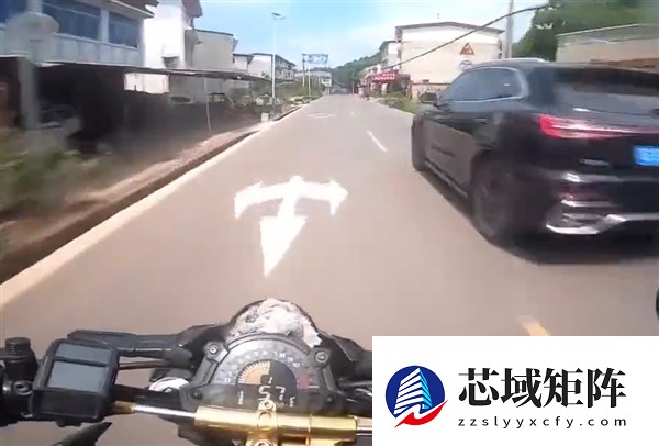 狂飙169km/h 两男子骑摩托竞速还多次逆行超车：被撞到沟里