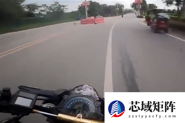 狂飙169km/h 两男子骑摩托竞速还多次逆行超车：被撞到沟里