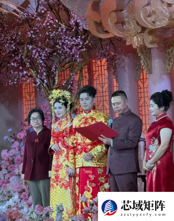 霸王茶姬创始人婚礼现场曝光：中式礼服 金光闪闪