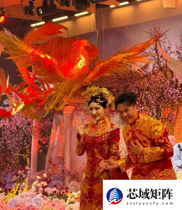 霸王茶姬创始人婚礼现场曝光：中式礼服 金光闪闪