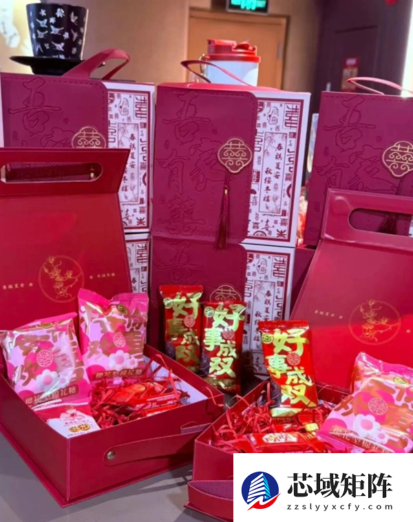 霸王茶姬创始人婚礼现场曝光：中式礼服 金光闪闪