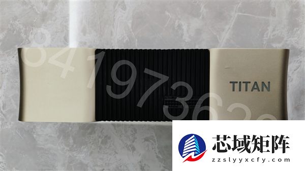 Titan Ada巨卡原型现身：48GB显存、四插槽、900W供电